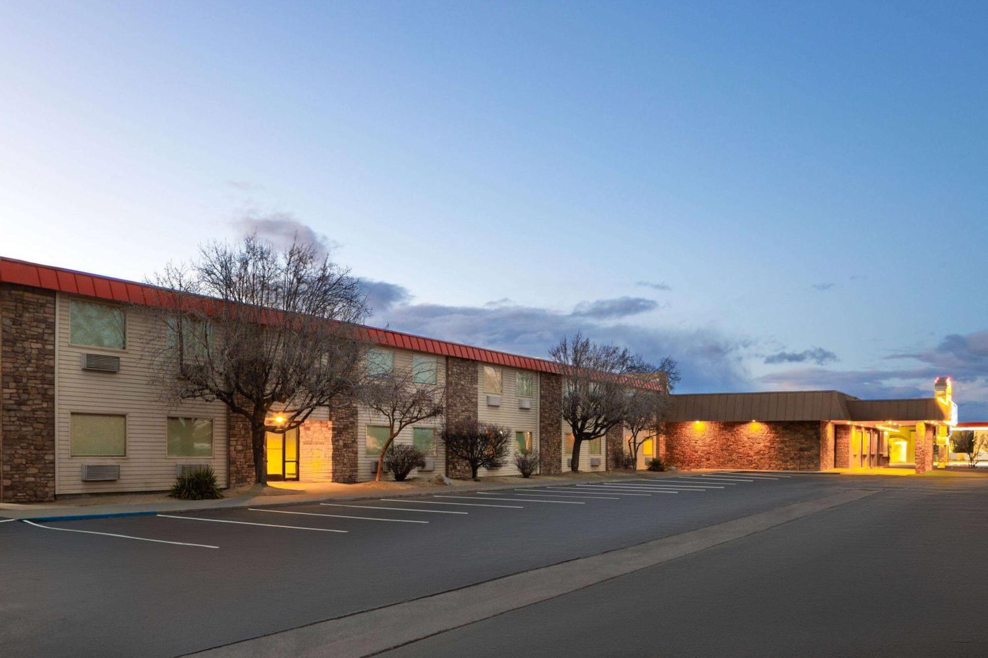 Super 8 By Wyndham Fallon Exterior photo